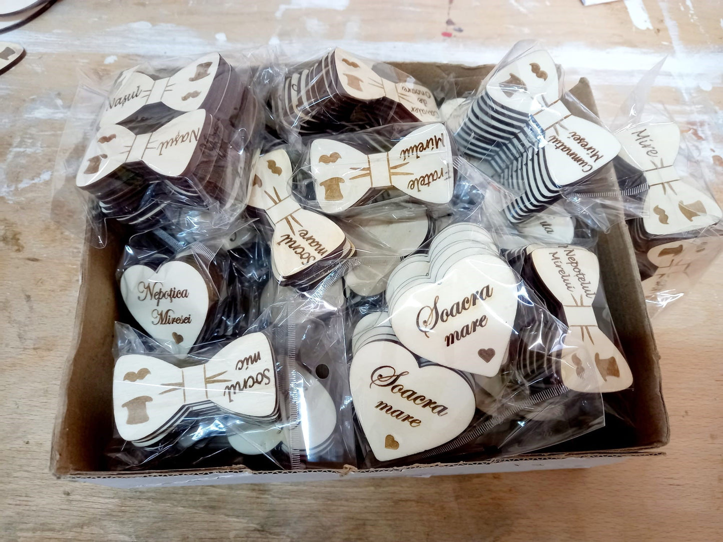 Personalized badges with family members for the wedding