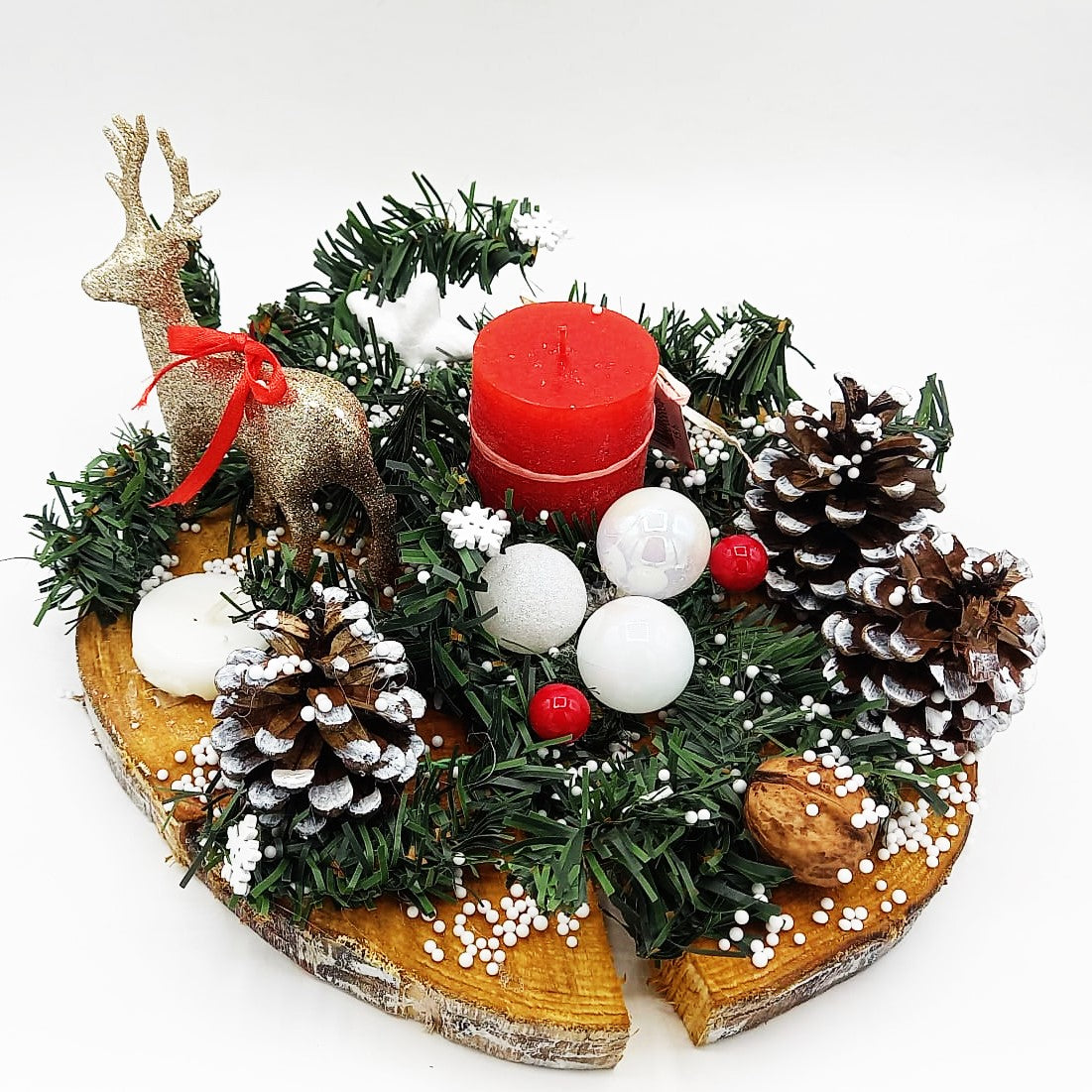 Decoratiune pentru Craciun cu conuri si globuri lucrata manual