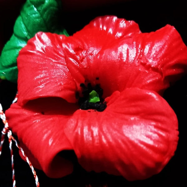 Mărțișor Broșă Mac Roșu din Lut Polimeric, Lucrat Manual în Cutie Cadou Elegantă