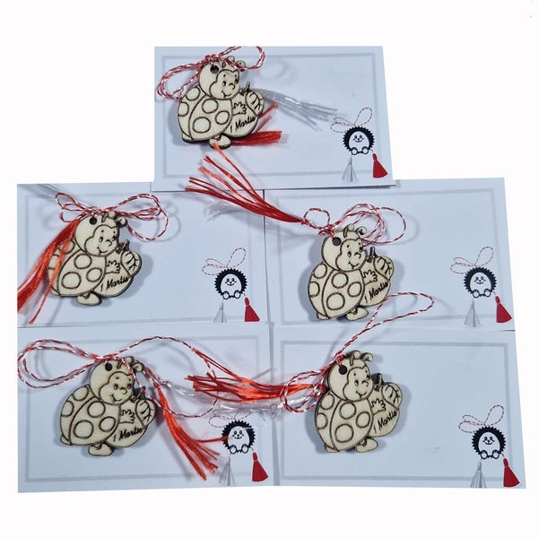 Mărțișor Buburuză Norocoasă din Lemn Gravat, Handmade cu Șnur Tradițional și Suport carton