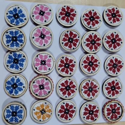 Mărțișor Broșă din Lemn cu Broderie Manuală, Modele Tradiționale din Mărgele, Handmade