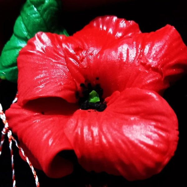 Mărțișor Broșă Mac Roșu din Lut Polimeric, Lucrat Manual în Cutie Cadou Elegantă - MCF România