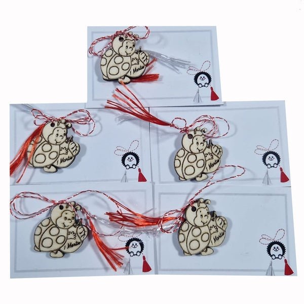 Mărțișor Buburuză Norocoasă din Lemn Gravat, Handmade cu Șnur Tradițional și Suport carton - MCF România