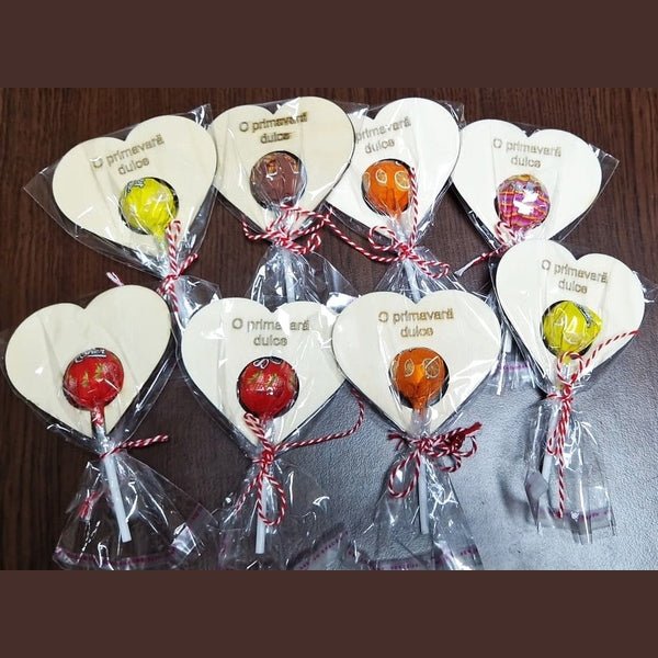 Mărțișor Dulce din Lemn Gravat în Formă de Inimă cu Acadea și Șnur Alb-Roșu - MCF România