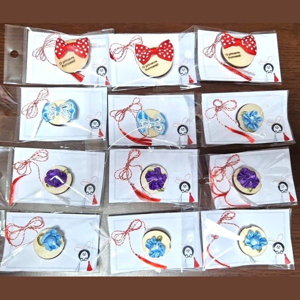 Mărțișor Handmade din Lemn cu Fundiță și Floare Textilă, Modele Mixte cu Șnur Alb-Roșu - MCF România