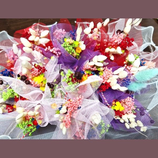 Mărțișor Mini Buchet din Flori Naturale Uscate, Handmade, Multicolor cu Ambalaj din Voal - MCF România