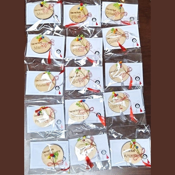 Mărțișor Personalizat pentru Mama din Lemn Gravat cu Flori Naturale Uscate și Șnur Tradițional - MCF România