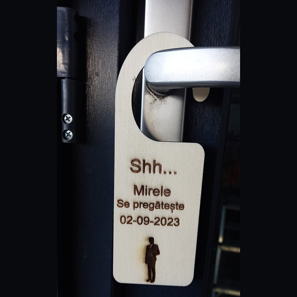 Set plăcuțe din lemn pentru ușă – Mire și Mireasă „Se pregătește” – personalizate pentru nuntă - MCF România