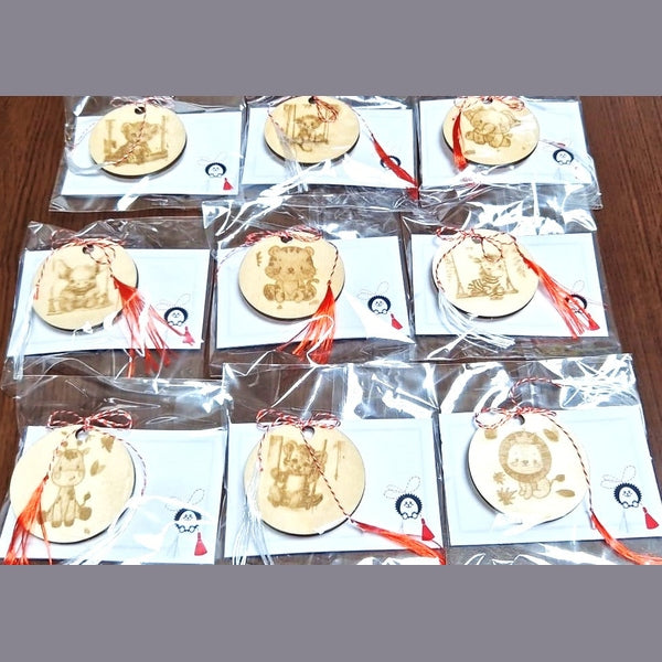 Set Mărțișoare din Lemn Gravate cu Animale Vesele, Handmade, Cadou Copii cu Șnur Alb-Roșu