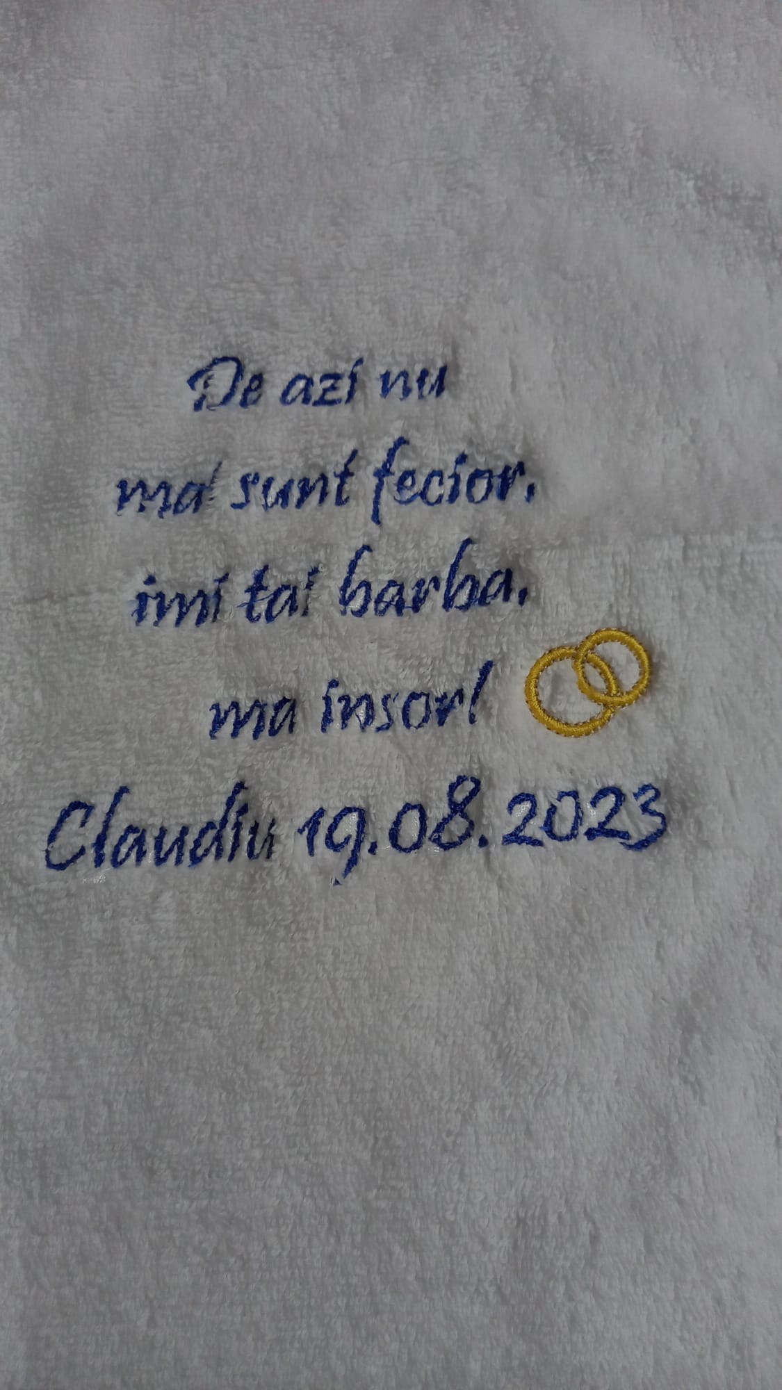 Prosop personalizat nuntă – brodat cu mesaj „De azi nu mai sunt fecior...” – cadou mire / nuntă