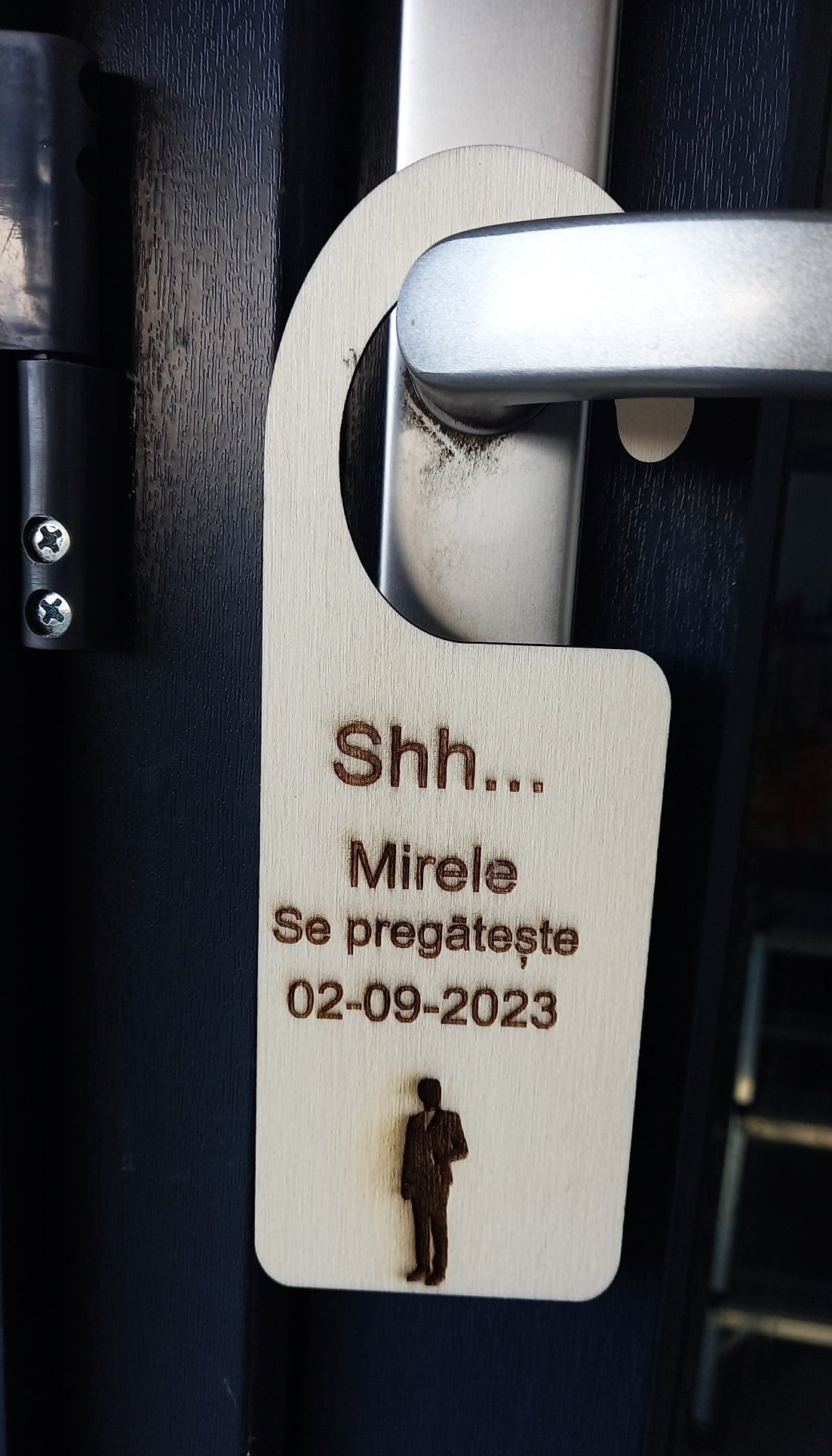 Set plăcuțe din lemn pentru ușă – Mire și Mireasă „Se pregătește” – personalizate pentru nuntă