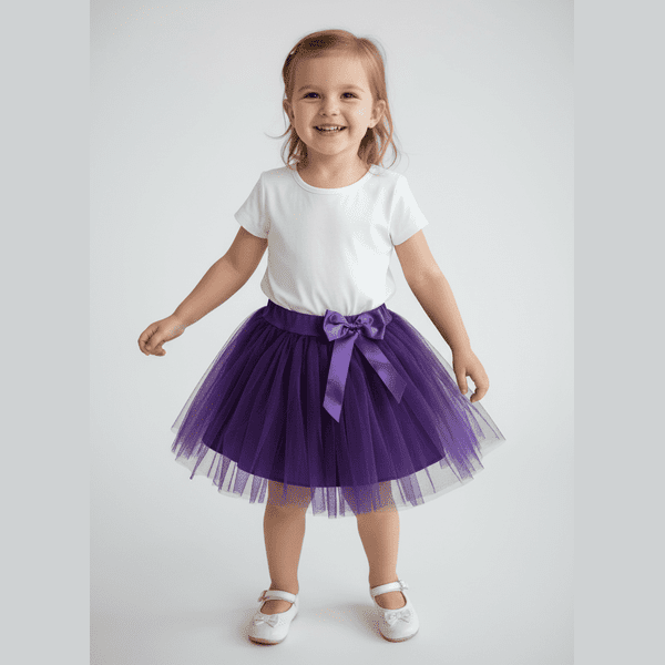 Fetiță cu fustă tutu violet