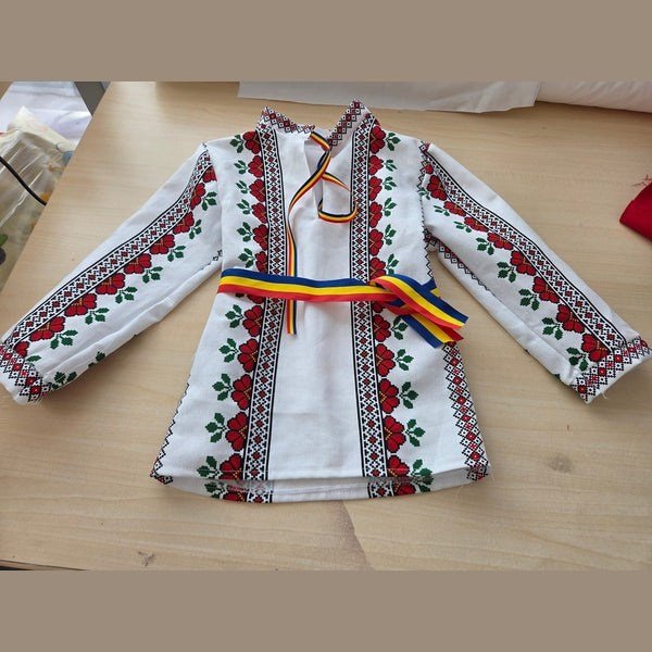Cămașă Muntenia albă, cu motive florale roșii, frunze verzi și detalii tricolore