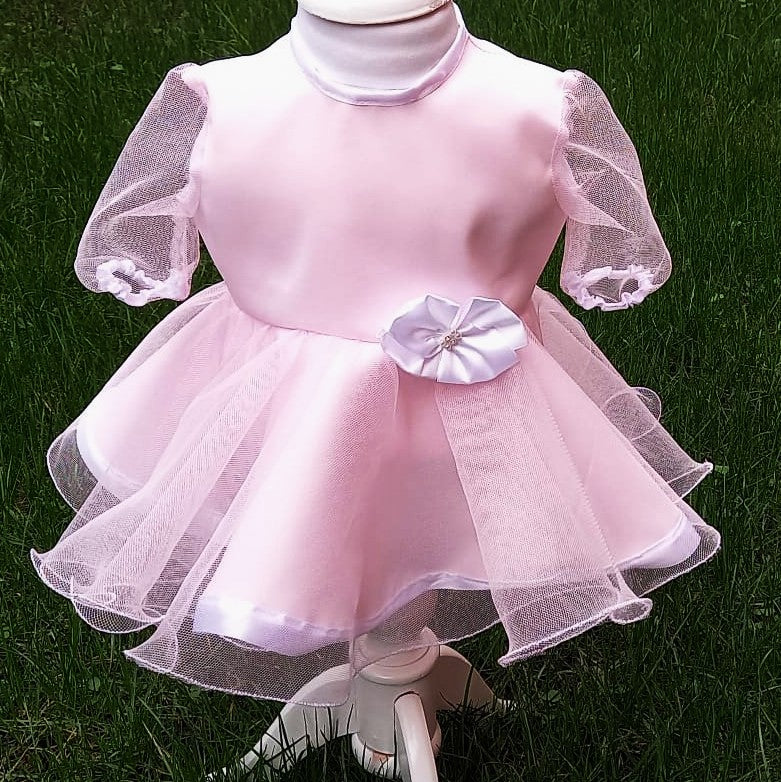 Rochițe botez bebelușe – Eleganță și Confort pentru Ziua Specială