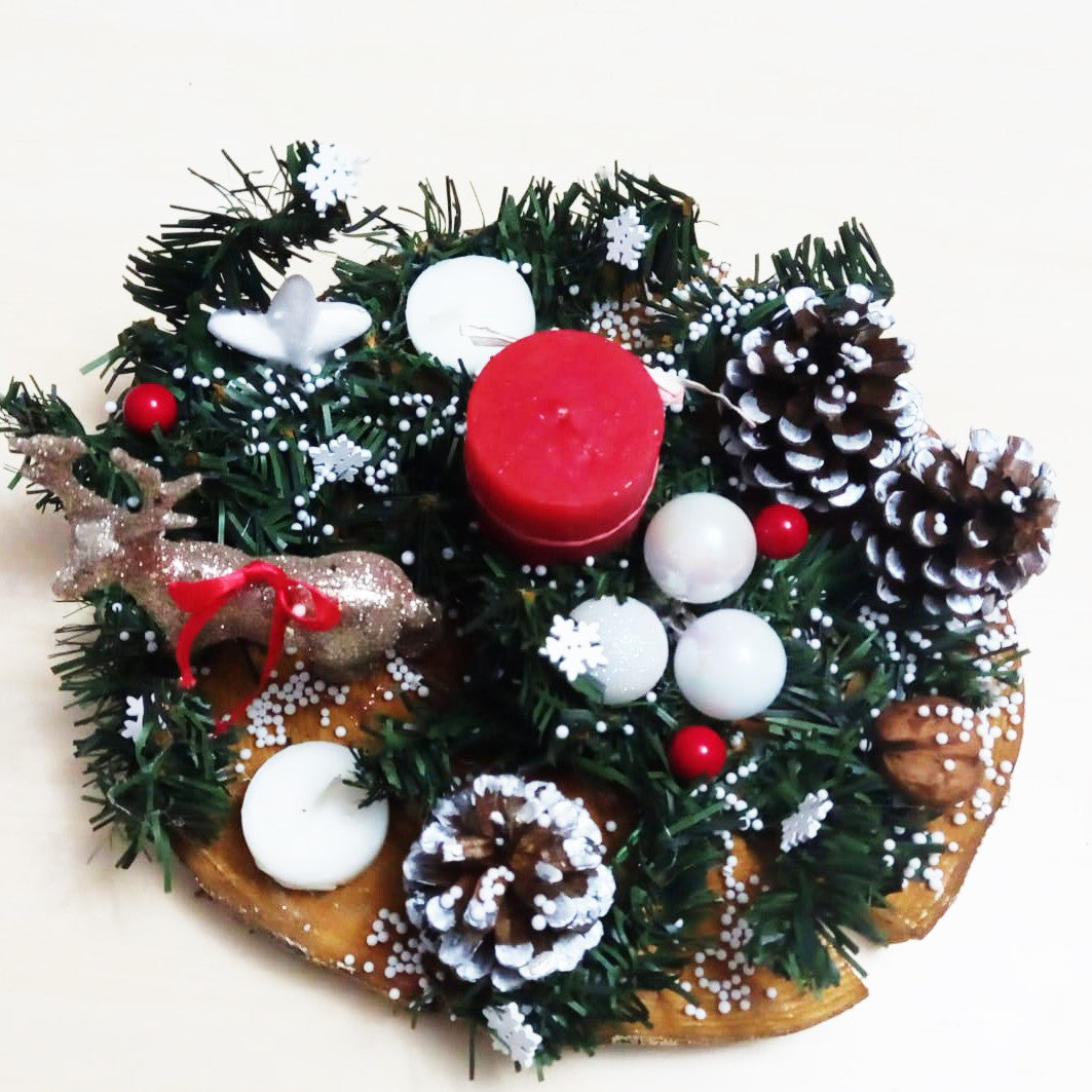 Decoratiune pentru Craciun cu conuri si globuri lucrata manual