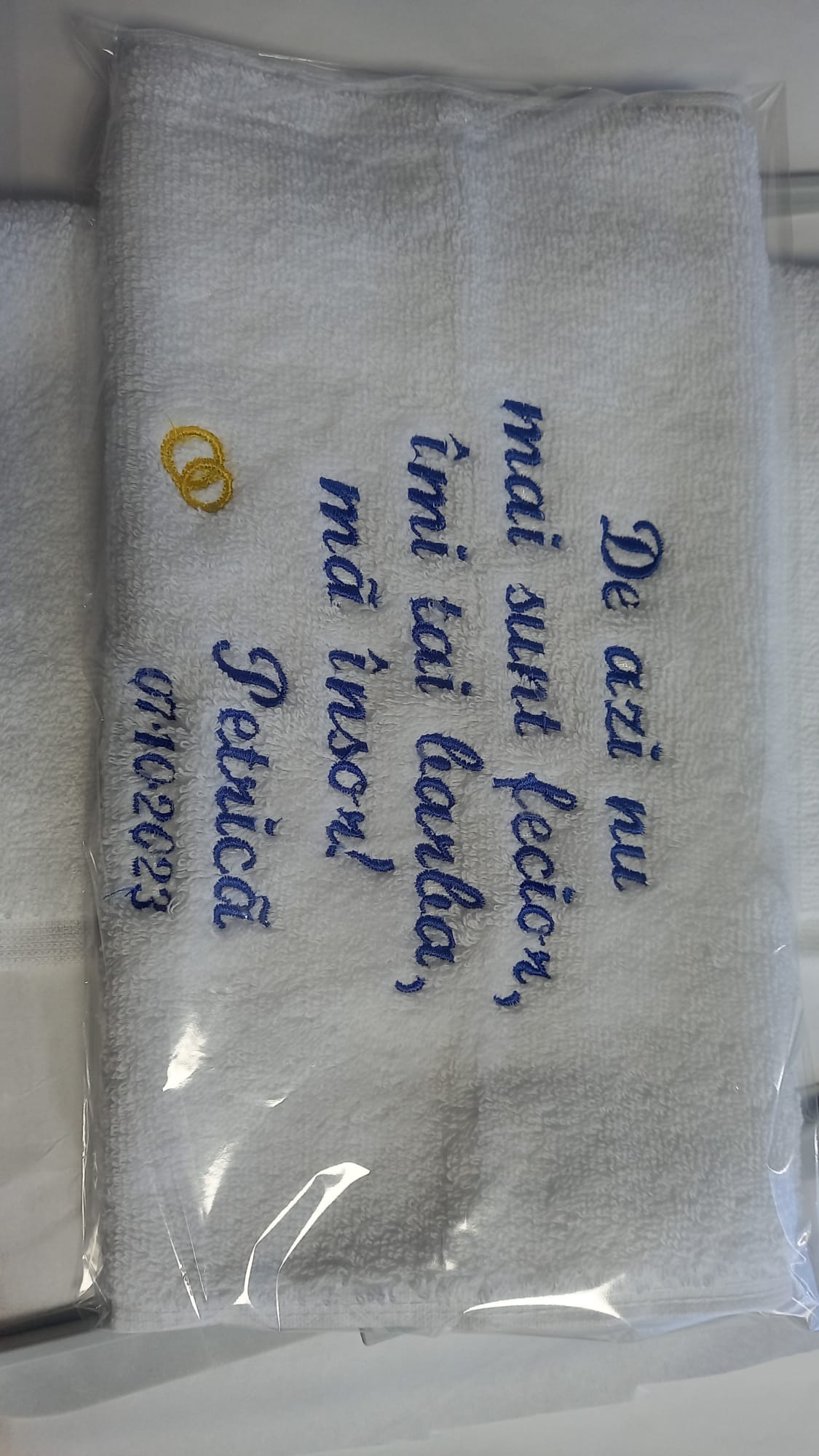 Prosop personalizat nuntă – brodat cu mesaj „De azi nu mai sunt fecior...” – cadou mire / nuntă