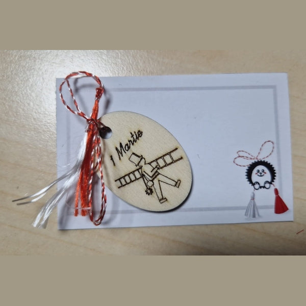 Mărțișor din Lemn Gravat, Model Coșar Norocos, Handmade cu Șnur Tradițional