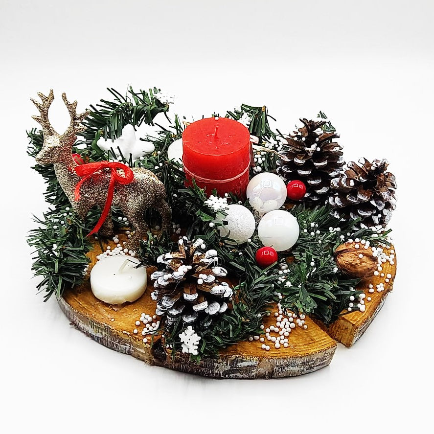 Decoratiune pentru Craciun cu conuri si globuri lucrata manual