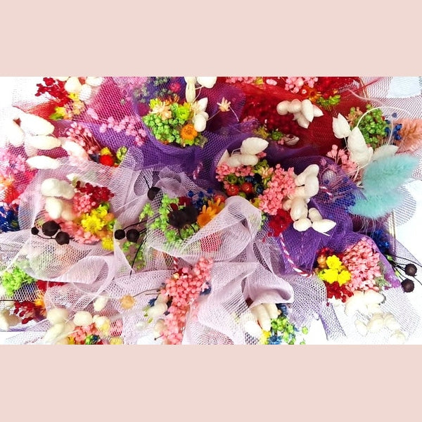 Mărțișor Mini Buchet din Flori Naturale Uscate, Handmade, Multicolor cu Ambalaj din Voal