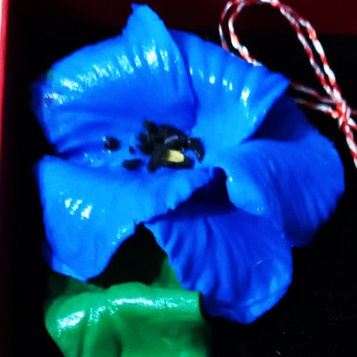 Mărțișor Broșă Mac Albastru din Lut Polimeric, Handmade în Cutie Cadou Roșie