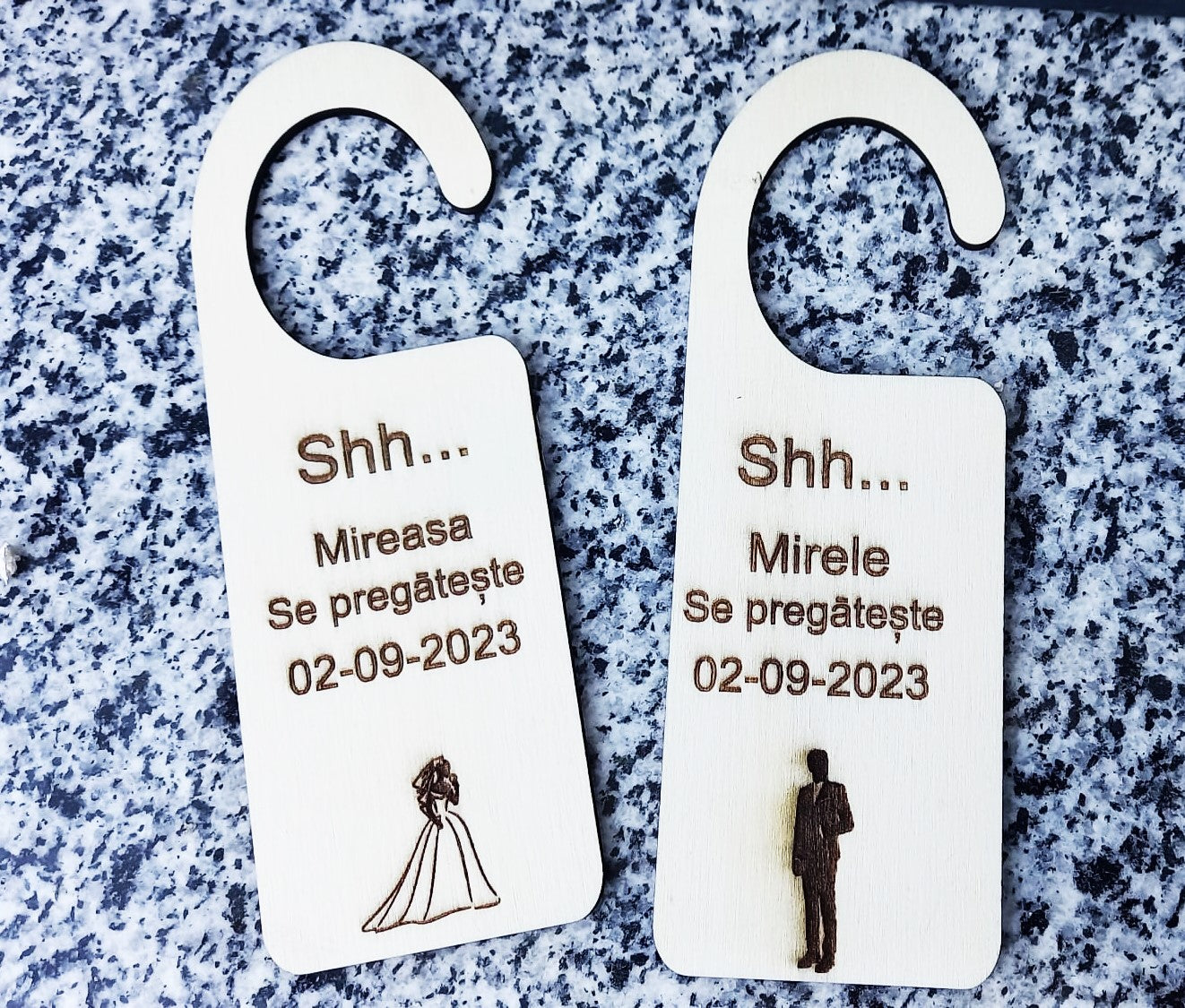 Set plăcuțe din lemn pentru ușă – Mire și Mireasă „Se pregătește” – personalizate pentru nuntă