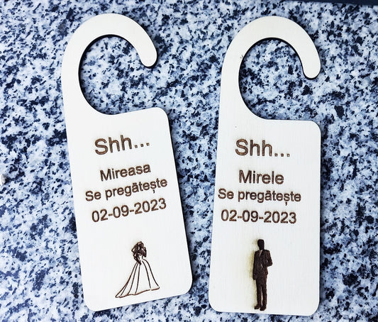 Set plăcuțe din lemn pentru ușă – Mire și Mireasă „Se pregătește” – personalizate pentru nuntă