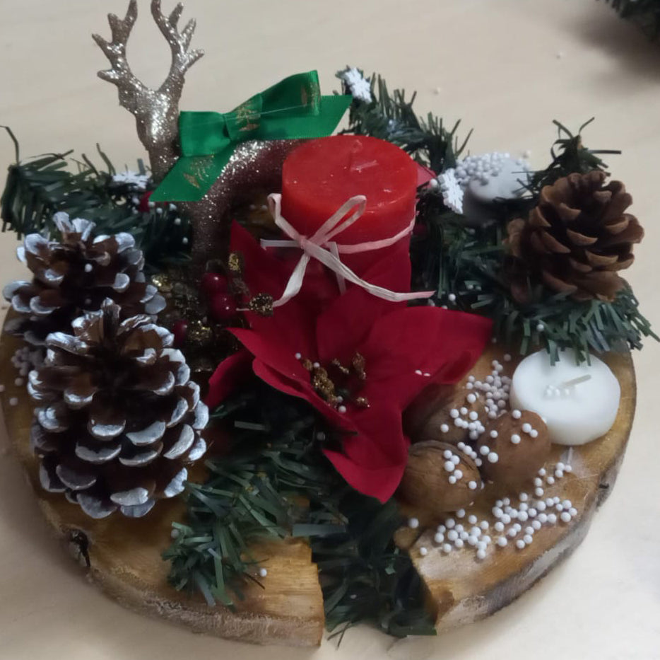 Decoratiune pentru Craciun cu conuri si craciunita lucrata manual