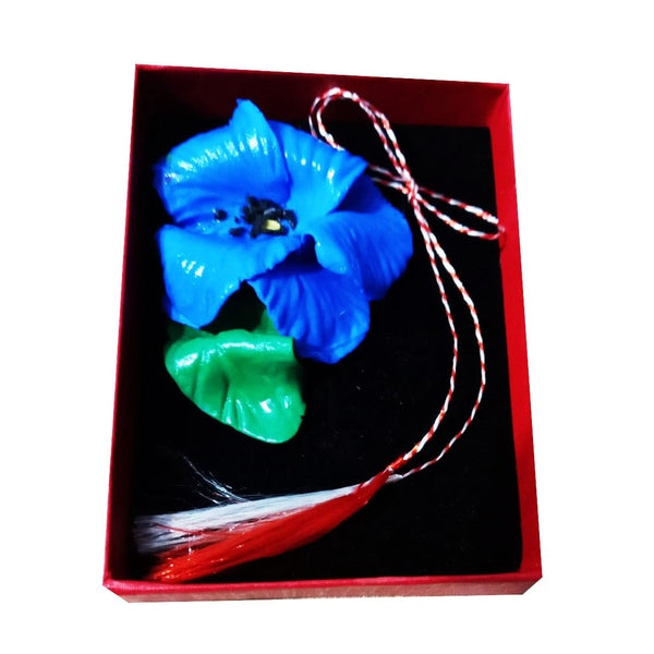 Mărțișor Broșă Mac Albastru din Lut Polimeric, Handmade în Cutie Cadou Roșie