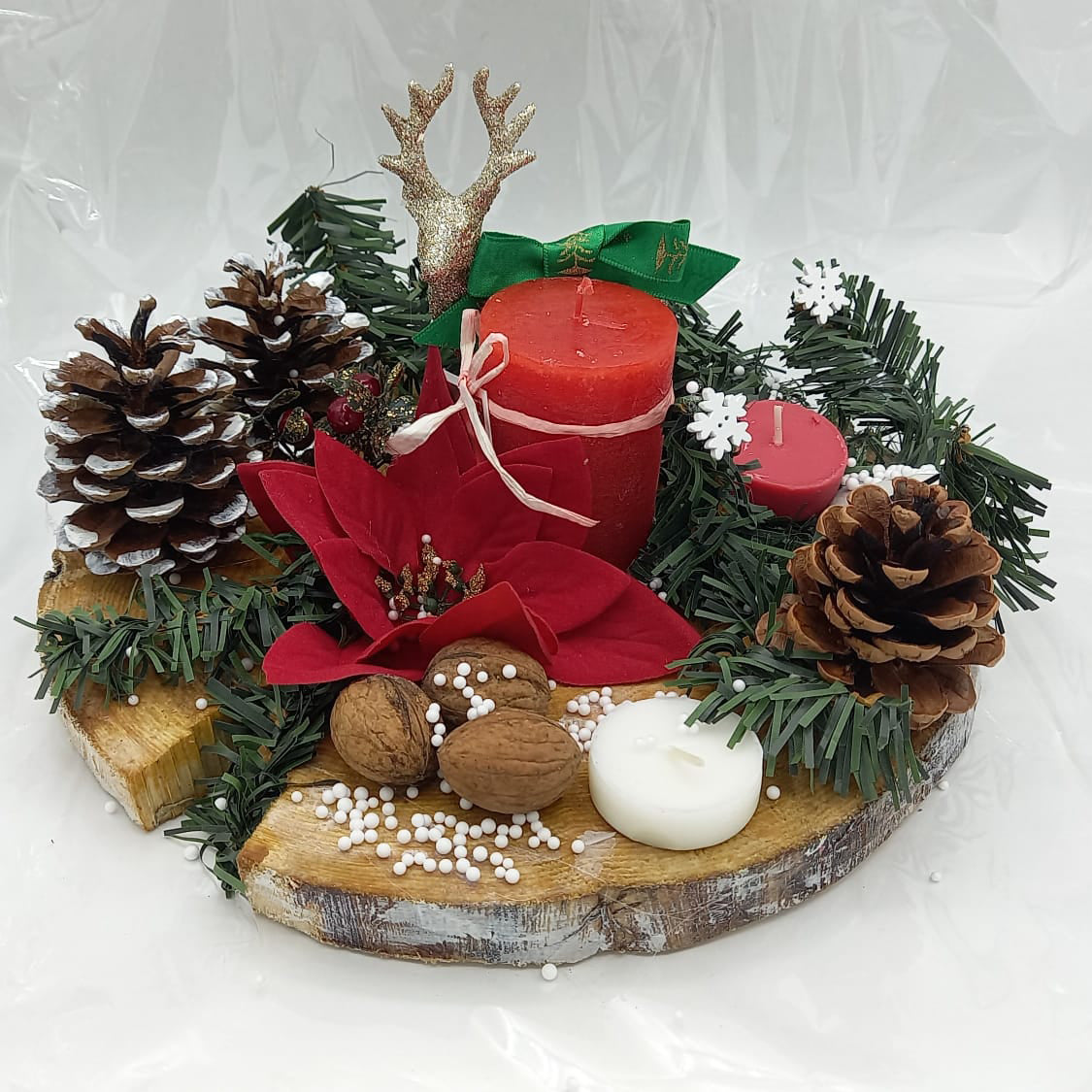 Decoratiune pentru Craciun cu conuri si craciunita lucrata manual