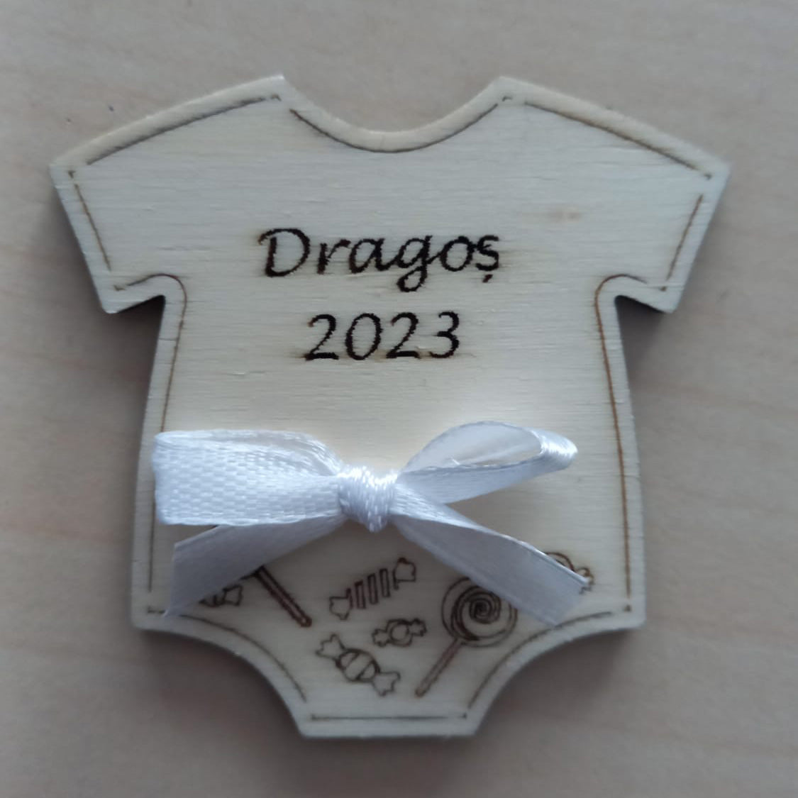 Cocarde și ecusoane personalizate lemn