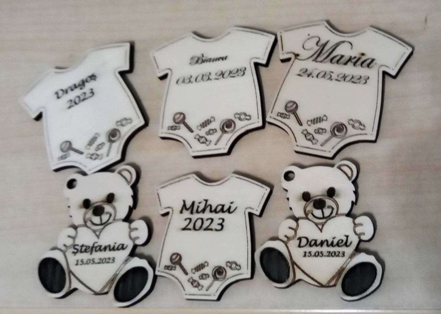 Cocarde și ecusoane personalizate lemn