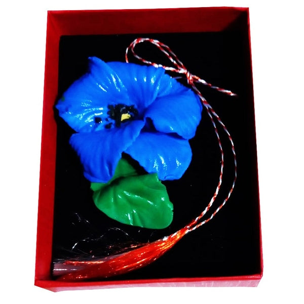 Mărțișor Broșă Mac Albastru din Lut Polimeric, Handmade în Cutie Cadou Roșie - MCF România