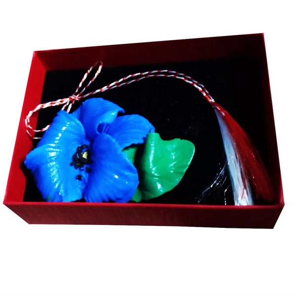 Mărțișor Broșă Mac Albastru din Lut Polimeric, Handmade în Cutie Cadou Roșie - MCF România