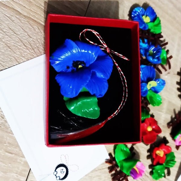 Mărțișor Broșă Mac Albastru din Lut Polimeric, Handmade în Cutie Cadou Roșie - MCF România