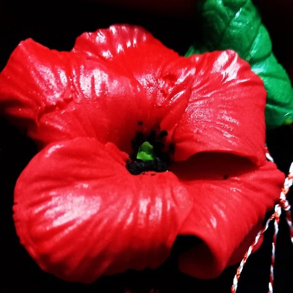 Mărțișor Broșă Mac Roșu din Lut Polimeric, Lucrat Manual în Cutie Cadou Elegantă - MCF România