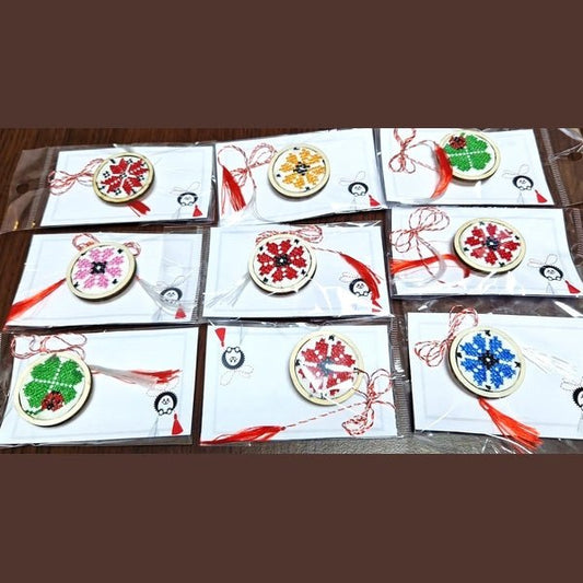 Mărțișor Broșă din Lemn cu Broderie Manuală, Modele Tradiționale din Mărgele, Handmade - MCF România