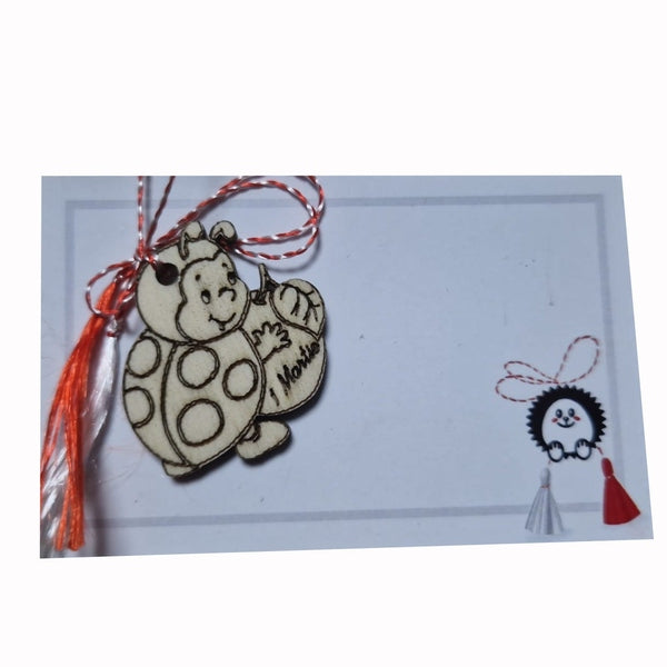 Mărțișor Buburuză Norocoasă din Lemn Gravat, Handmade cu Șnur Tradițional și Suport carton - MCF România
