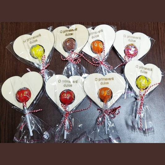 Mărțișor Dulce din Lemn Gravat în Formă de Inimă cu Acadea și Șnur Alb-Roșu - MCF România