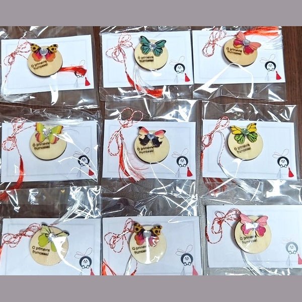 Mărțișor Handmade din Lemn cu Fluture Textil Multicolor, Mesaj Gravat și Șnur Alb-Roșu - MCF România