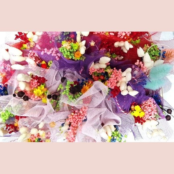 Mărțișor Mini Buchet din Flori Naturale Uscate, Handmade, Multicolor cu Ambalaj din Voal - MCF România