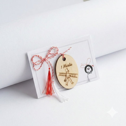 Mărțișor din Lemn Gravat, Model Coșar Norocos, Handmade cu Șnur Tradițional - MCF România