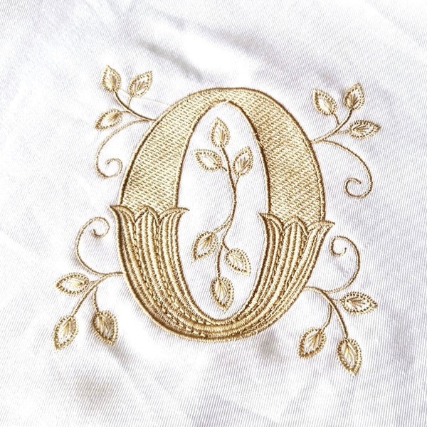 Trusou botez complet 9 piese personalizat cu monogramă brodată – OEKO-TEX®