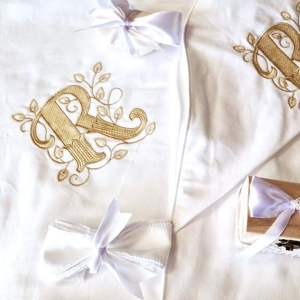 Trusou botez complet 9 piese personalizat cu monogramă brodată – OEKO-TEX®
