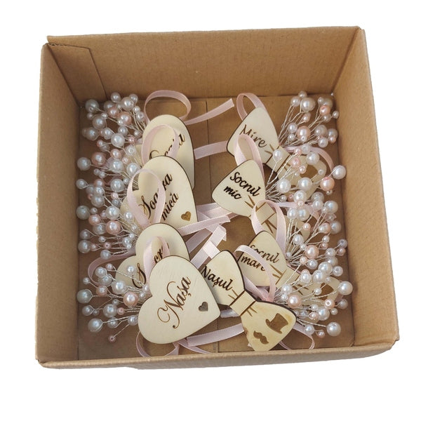 Set 8 cocarde nuntă din lemn – Mire, Mireasă, Nași și Părinți, 7×7 cm | MCF - MCF România