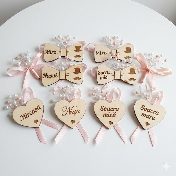 Set 8 cocarde nuntă din lemn – Mire, Mireasă, Nași și Părinți, 7×7 cm | MCF - MCF România