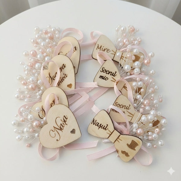 Set 8 cocarde nuntă din lemn – Mire, Mireasă, Nași și Părinți, 7×7 cm | MCF - MCF România