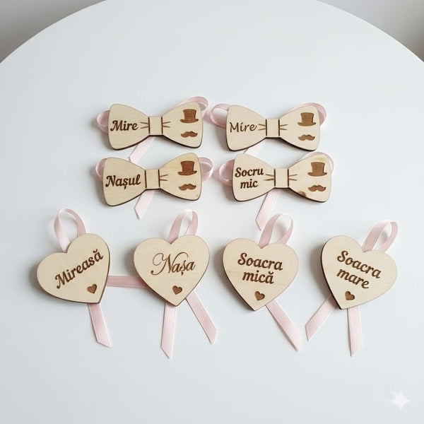 Set 8 cocarde nuntă din lemn – Mire, Mireasă, Nași și Părinți, 7×7 cm | MCF - MCF România