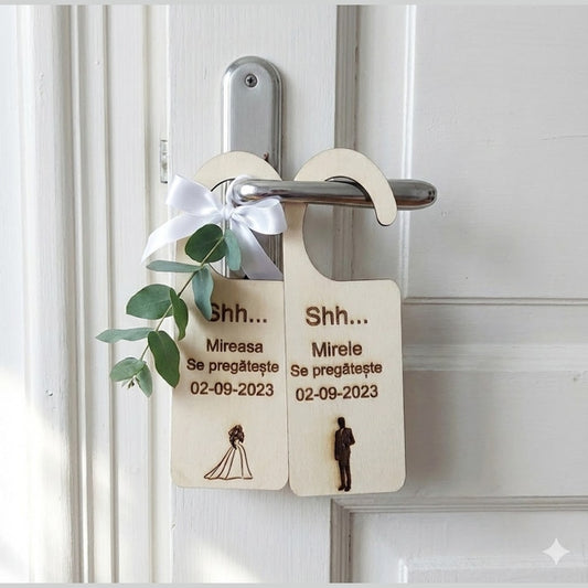 Set plăcuțe din lemn pentru ușă – Mire și Mireasă „Se pregătește” – personalizate pentru nuntă - MCF România