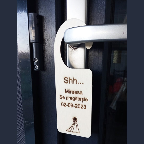 Set plăcuțe din lemn pentru ușă – Mire și Mireasă „Se pregătește” – personalizate pentru nuntă - MCF România