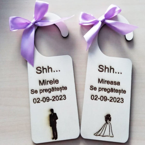 Set plăcuțe din lemn pentru ușă – Mire și Mireasă „Se pregătește” – personalizate pentru nuntă - MCF România